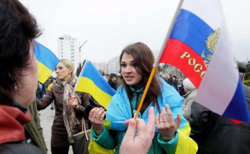 Demonstranten mit ukrainischen und russischen Flaggen