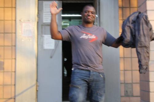Olaolu Femi Entlassung aus der Untersuchungshaft