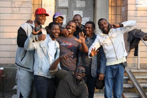 Olaolu Femi mit Freunden nach der Entlassung