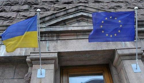 Ukraineflagge und EU-Flagge