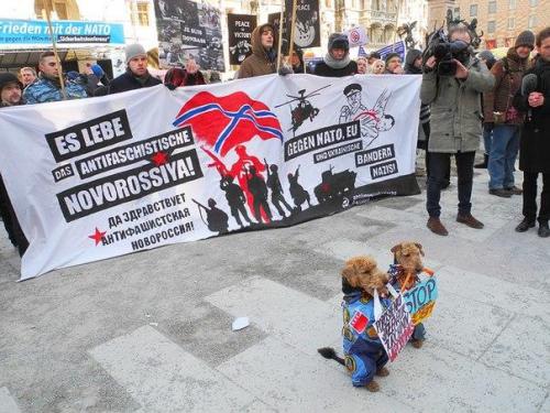Antiimp-Clowns gegen Nato, EU und ukrainische Bandera-Nazis und Hunden in Berkut-Kleidung
