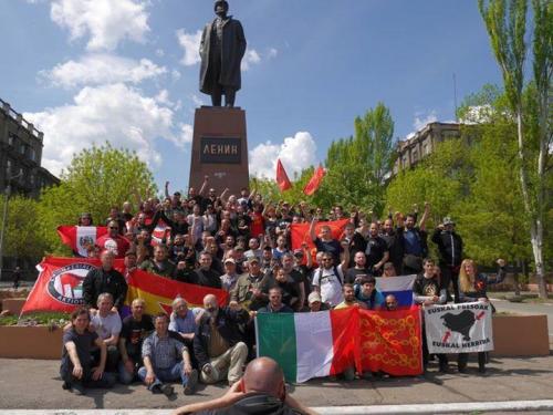 Antiimps in Altschewsk vor Lenindenkmal