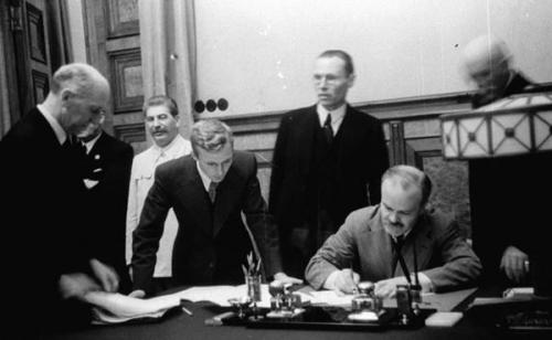 Unterzeichnung des Nichtangriffspakts zwischen der UdSSR und Deutschland am 23. August 1939 durch Wjatscheslaw Molotow
