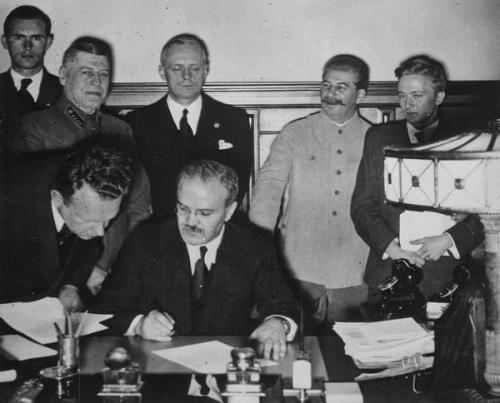 Unterzeichnung des Deutsch-Sowjetischen Grenz- und Freundschaftsvertrages am 28. September 2014.