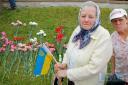 Oma mit ukrainischer Flagge