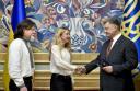 Mark und Uljana Suprun erhalten den ukrainischen Pass von Präsident Petro Poroschenko