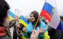 Demonstranten mit ukrainischen und russischen Flaggen