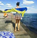 junge Frau auf der Krim mit ukrainischer Flagge
