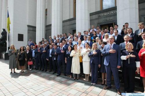 Abgeordnete des ukrainischen Parlaments am 11. Juli 2019 nach der letzten Parlamentssitzung