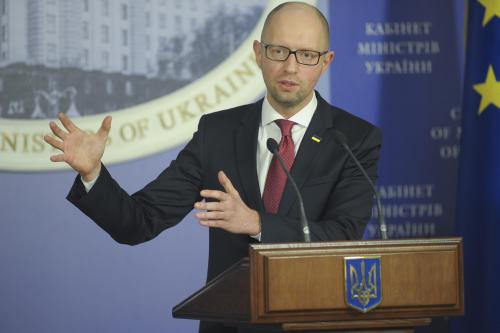 Ministerpräsident Arsenij Jazenjuk auf der Pressekonferenz im Dezember 2015