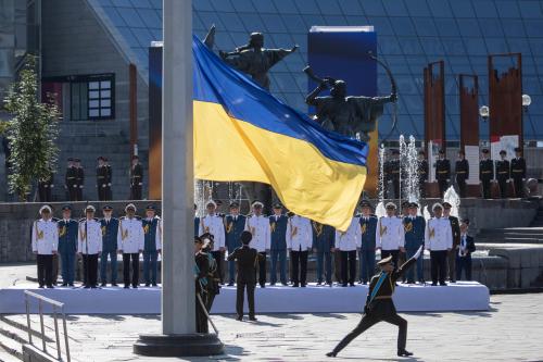 Ein ukrainischer Soldat hisst die Flagge bei den Feierlichkeiten zum 28. Unabhängigkeitstag in Kiew. Quelle: president.gov.ua