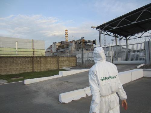 Greenpeace Mitarbeiterin 30 Jahre später vor dem Reaktor von Tschernobyl
