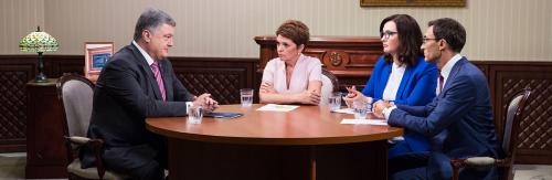 Land der schwarzen Schwäne - Präsident Poroschenko im Interview mit drei Fernsehjournalisten