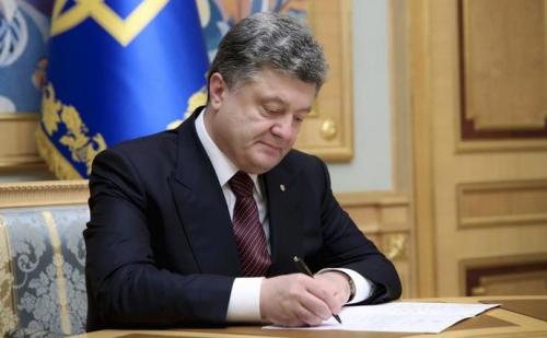 Präsident Petro Poroschenko unterschreibt ein Gesetz