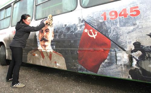 Stalinwerbung auf Bus