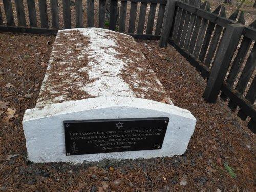 Grabstein für die ermordeten Juden in Sudtsche