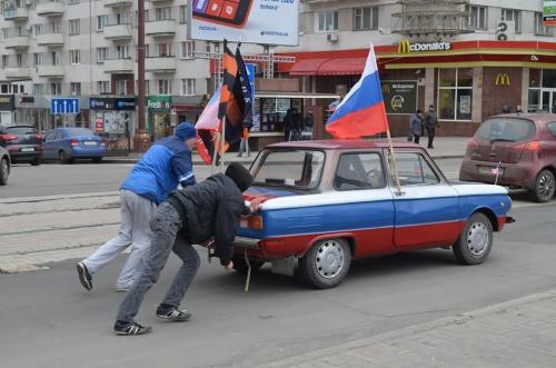 Wat-Mobil: Anhänger des russischen Frühlings schieben einen Saporoschez