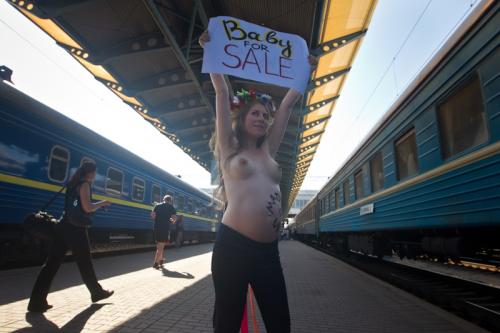 Schwangere FEMEN Demonstrantin auf dem Kiewer Bahnhof